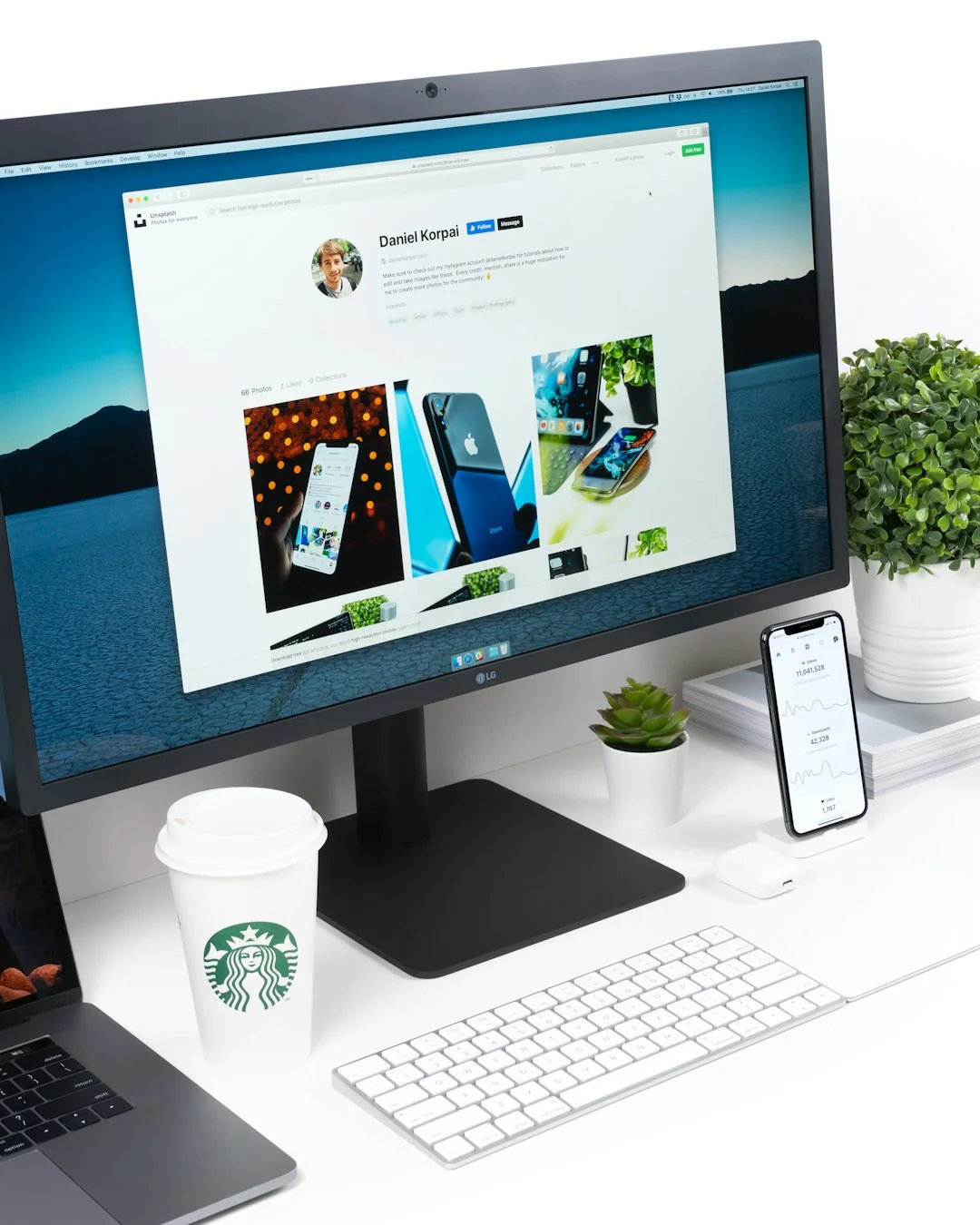 Gros plan sur un smartphone affichant une image floutée, posé sur un bureau à côté d'un ordinateur portable.